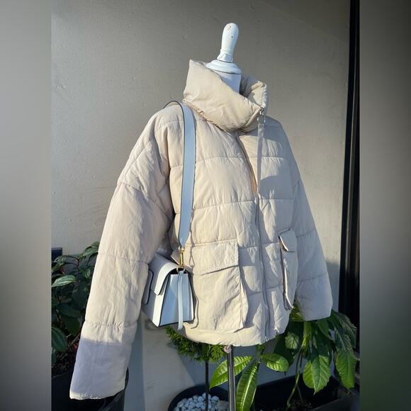 ☘️ Sinsay Short Puffer Jacket with Zip Collar and Patch Pockets in Cream Color - Picture 10 of 14
